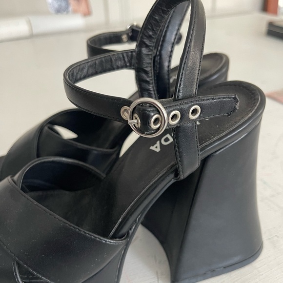 LAMODA flared heel platform sandal in black, size: 6 - Picture 8 of 9